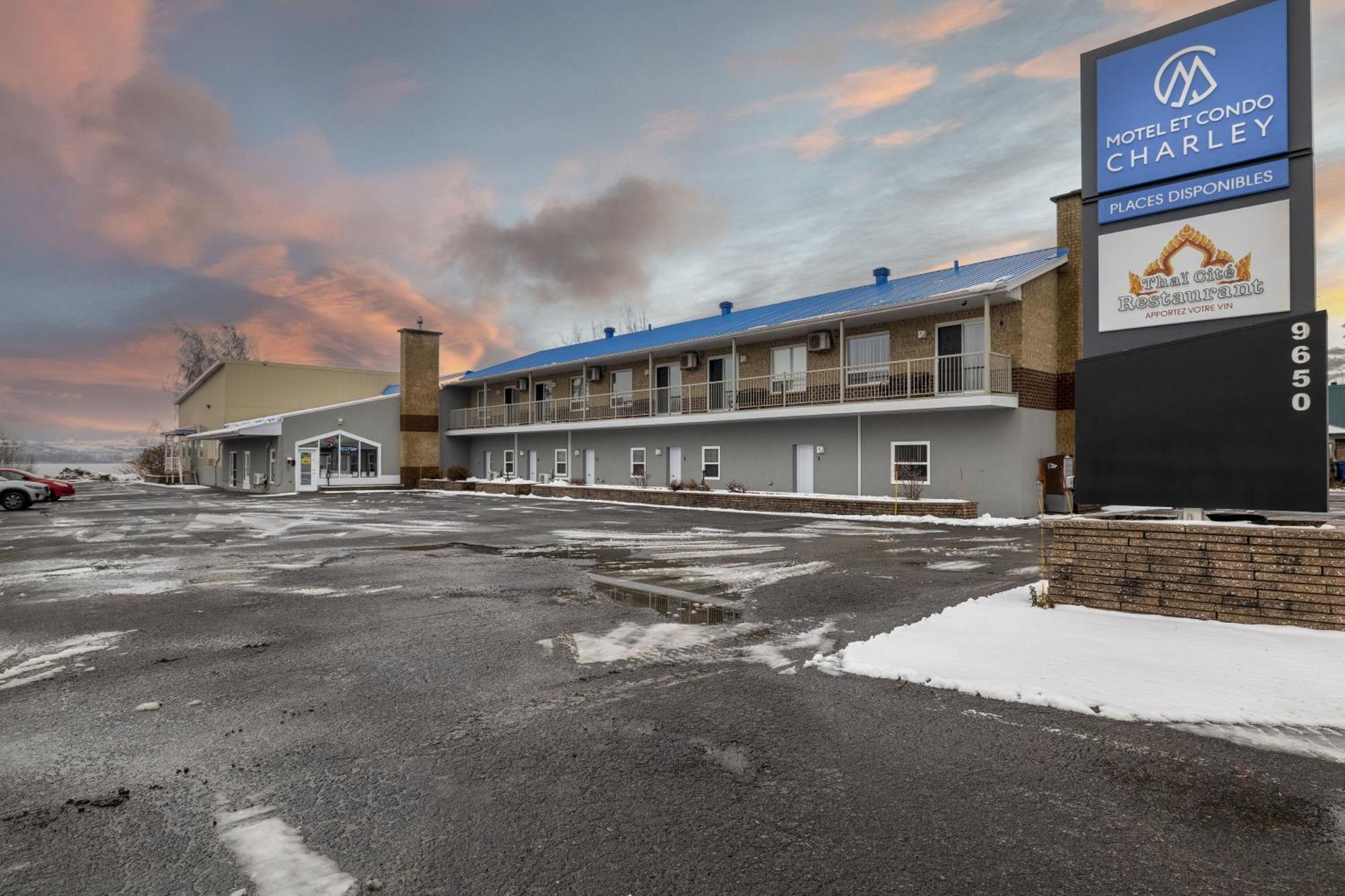 Motel Et Condo Chez Charley Sainte-Anne-de-Beaupré Esterno foto