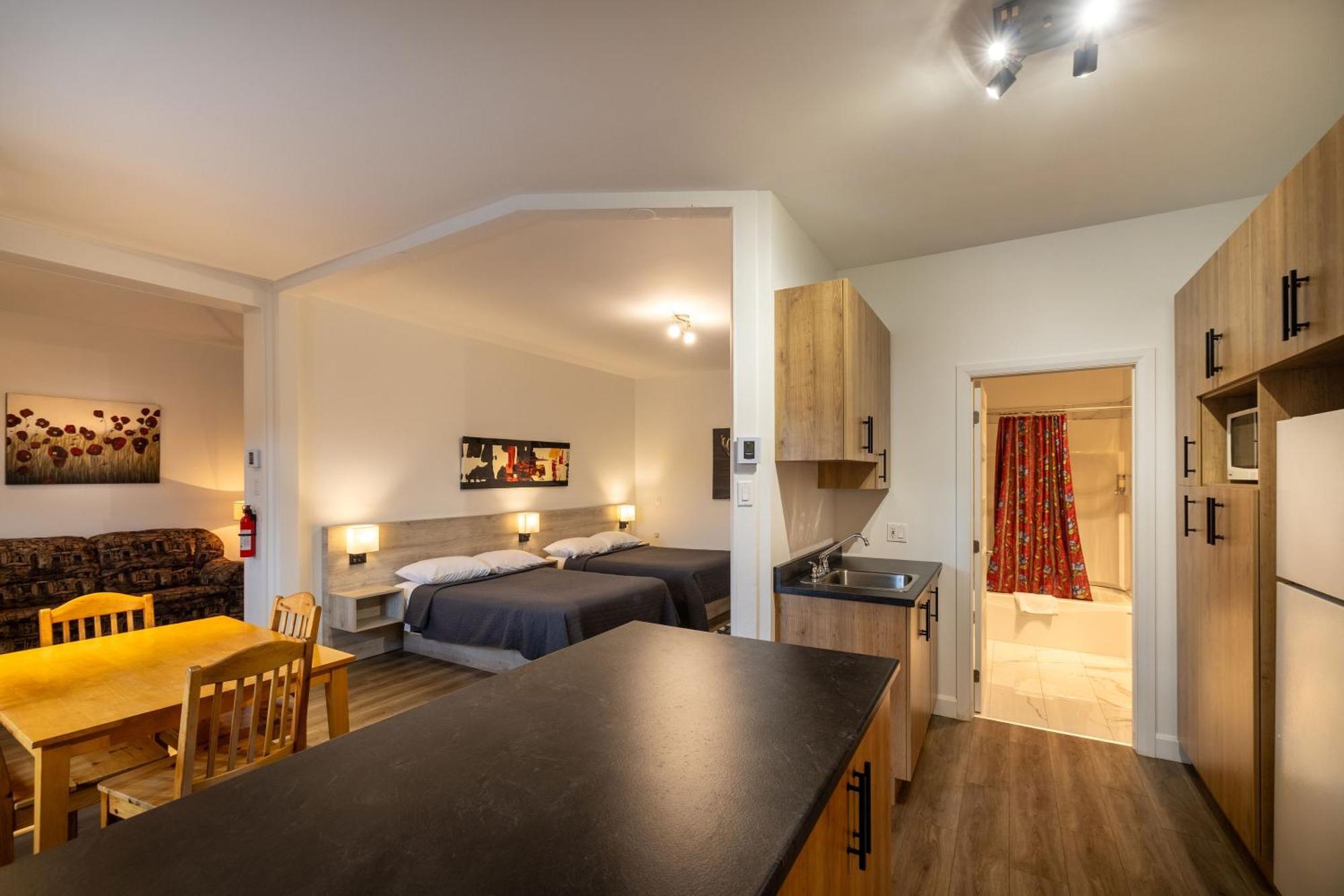 Motel Et Condo Chez Charley Sainte-Anne-de-Beaupré Esterno foto