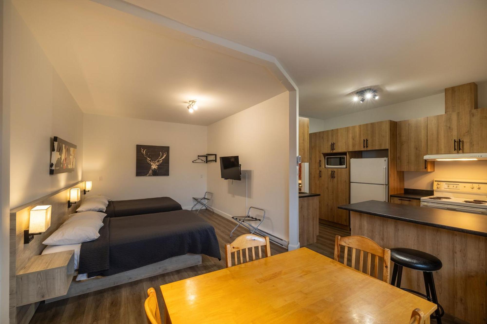 Motel Et Condo Chez Charley Sainte-Anne-de-Beaupré Esterno foto