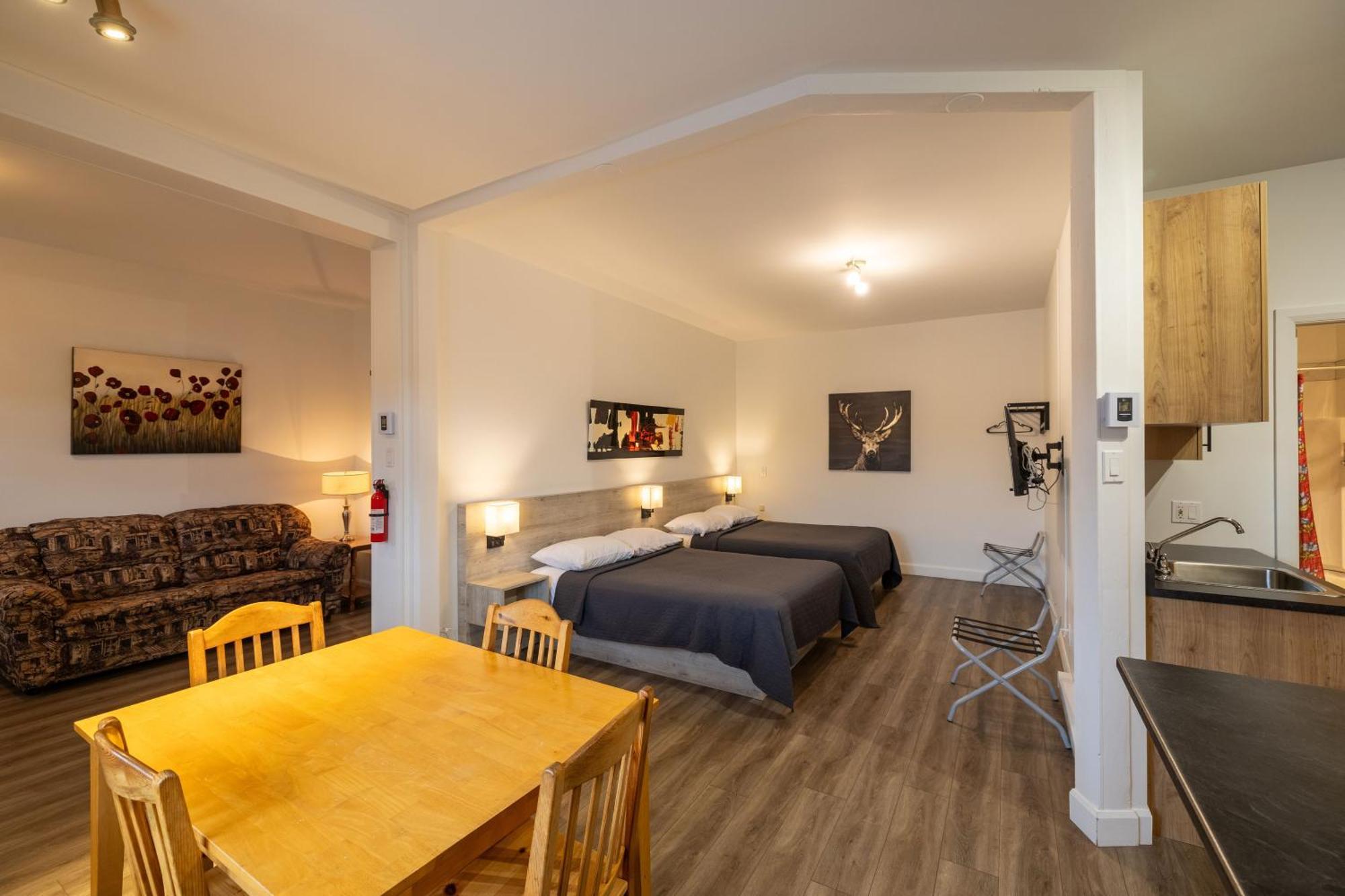 Motel Et Condo Chez Charley Sainte-Anne-de-Beaupré Esterno foto