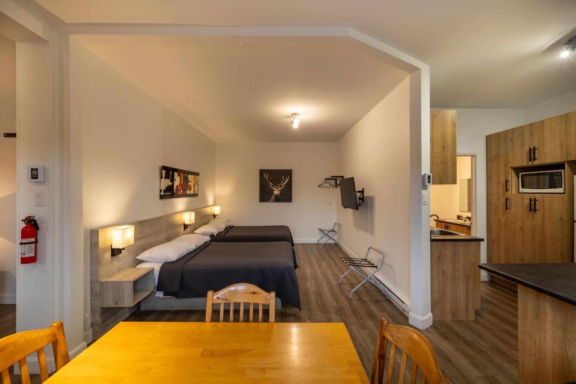 Motel Et Condo Chez Charley Sainte-Anne-de-Beaupré Esterno foto
