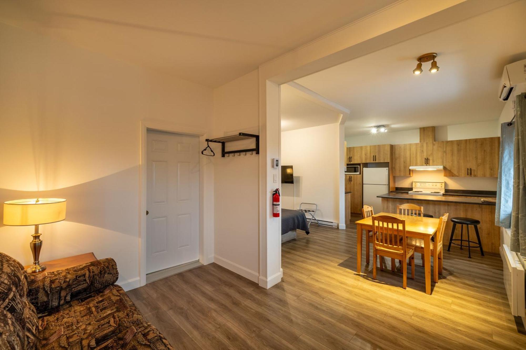 Motel Et Condo Chez Charley Sainte-Anne-de-Beaupré Esterno foto