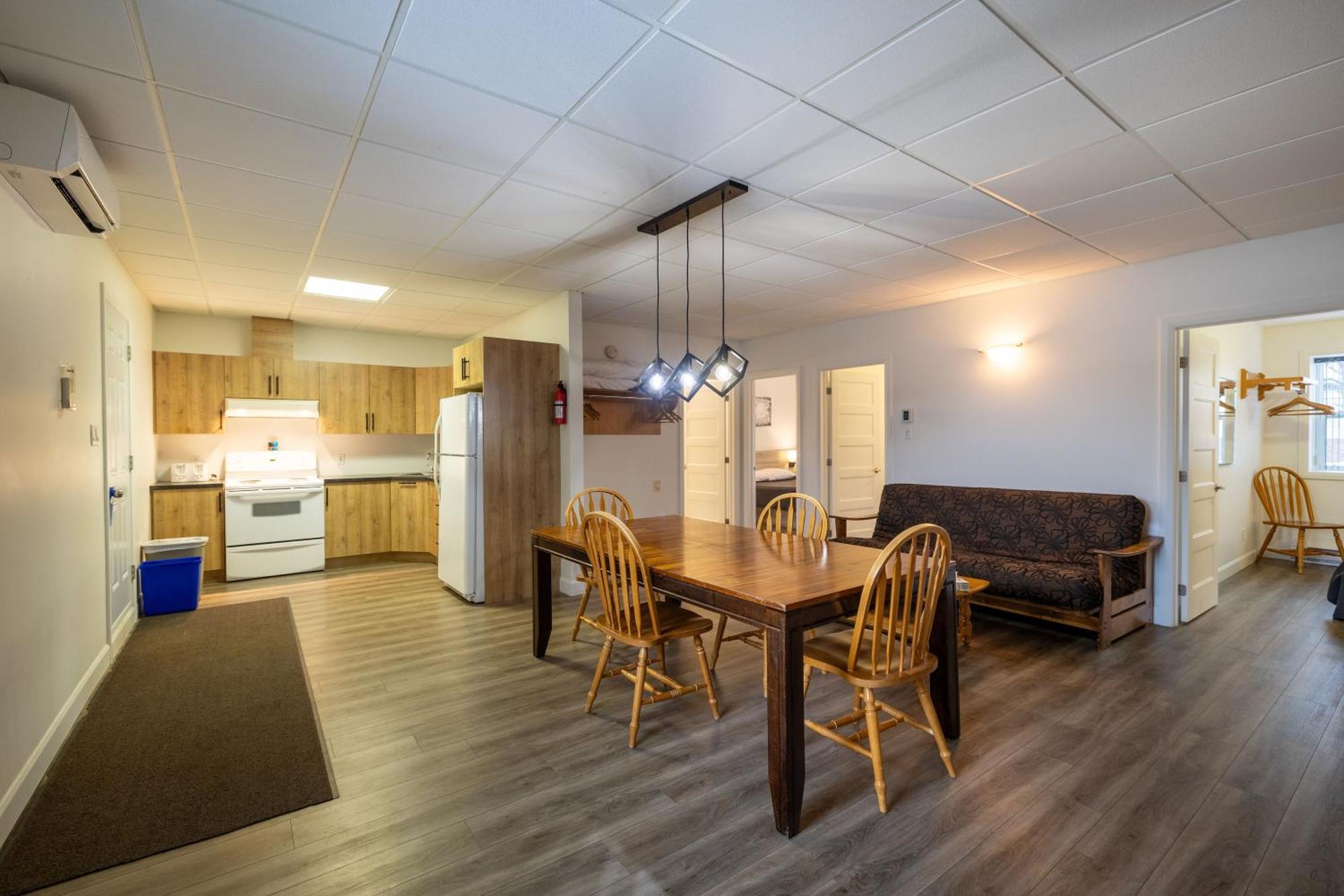 Motel Et Condo Chez Charley Sainte-Anne-de-Beaupré Esterno foto