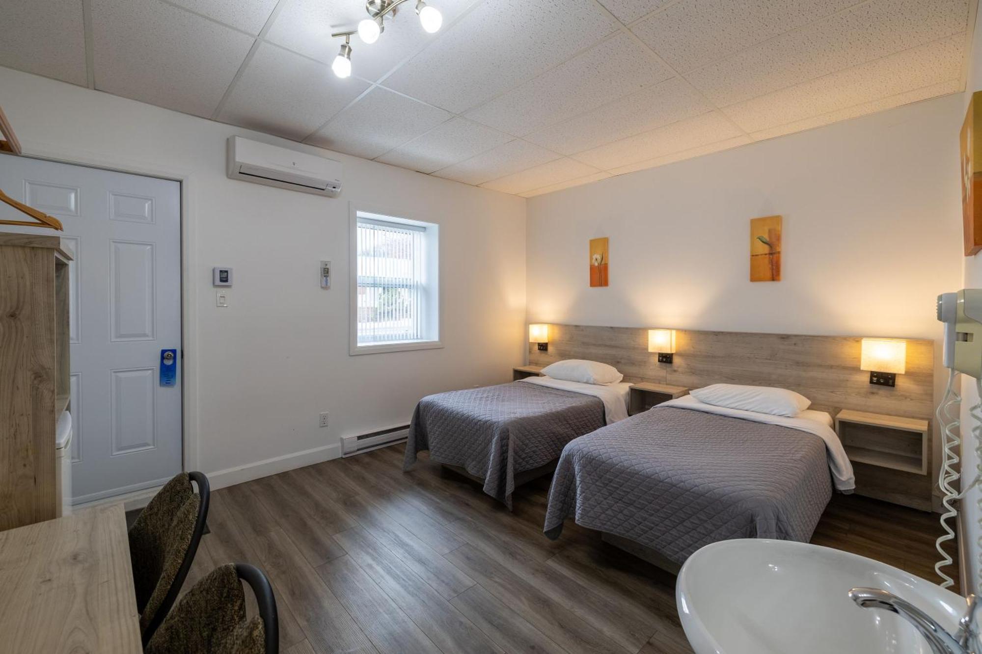 Motel Et Condo Chez Charley Sainte-Anne-de-Beaupré Esterno foto