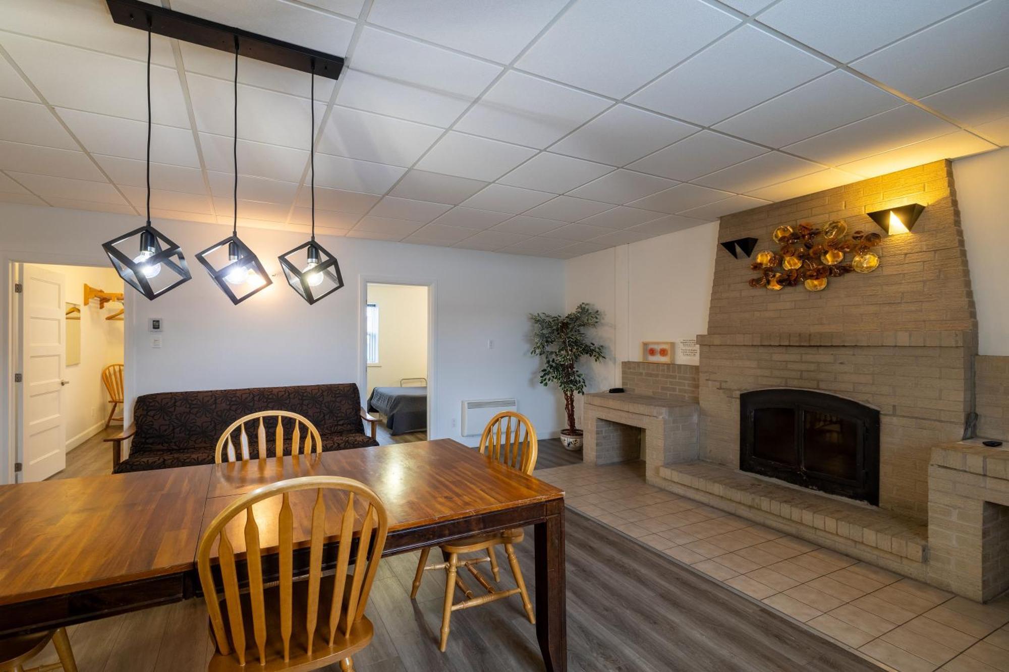 Motel Et Condo Chez Charley Sainte-Anne-de-Beaupré Esterno foto
