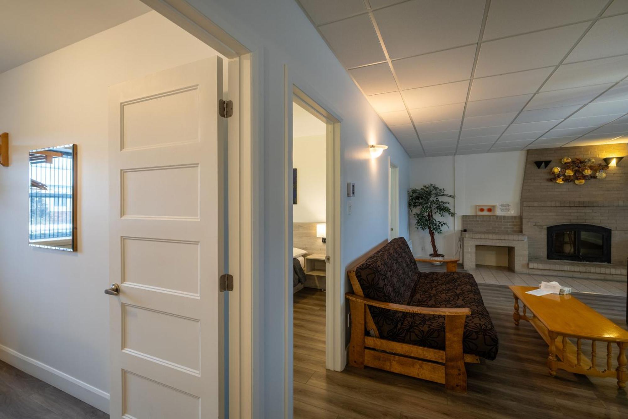 Motel Et Condo Chez Charley Sainte-Anne-de-Beaupré Esterno foto