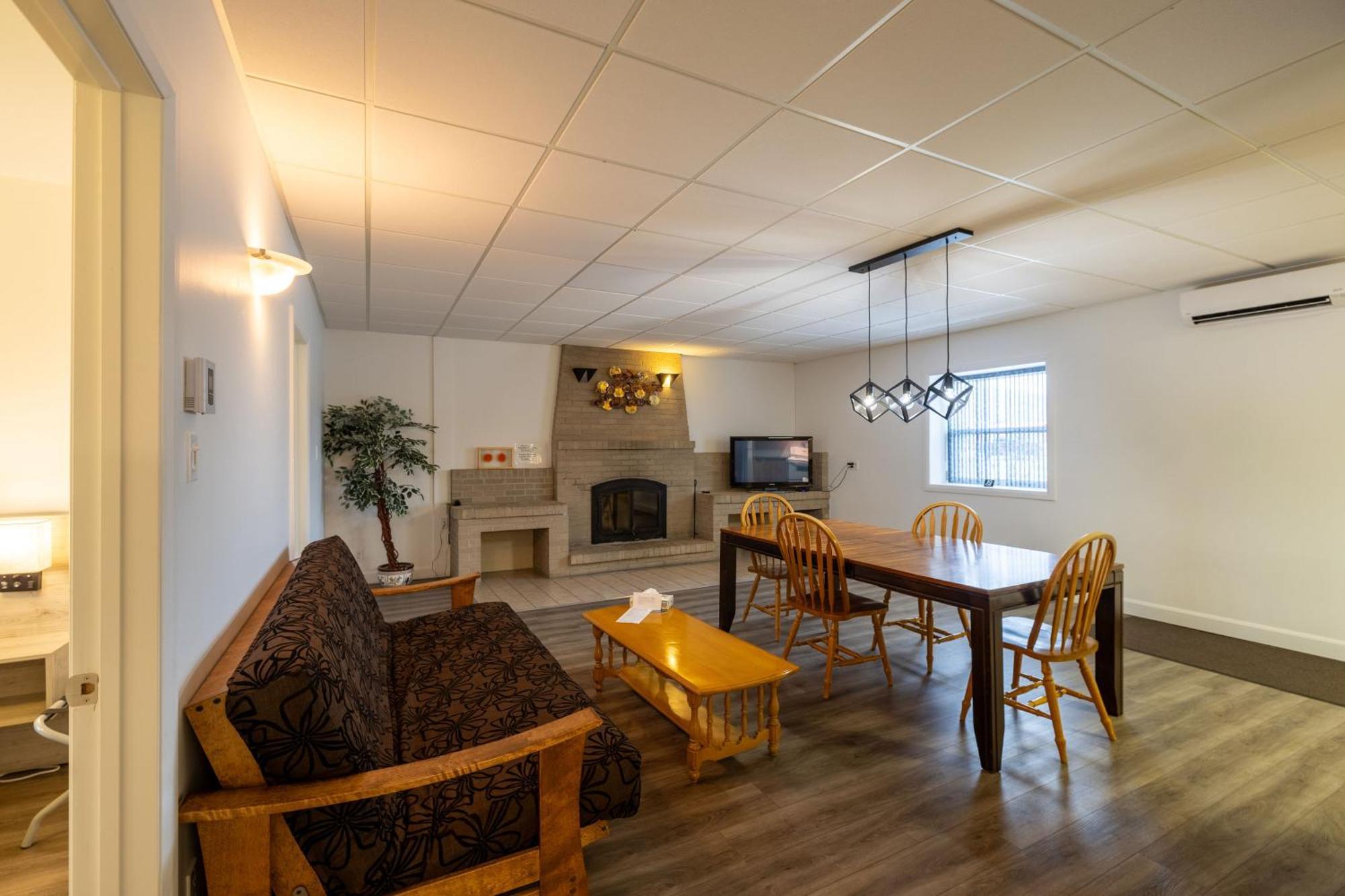 Motel Et Condo Chez Charley Sainte-Anne-de-Beaupré Esterno foto