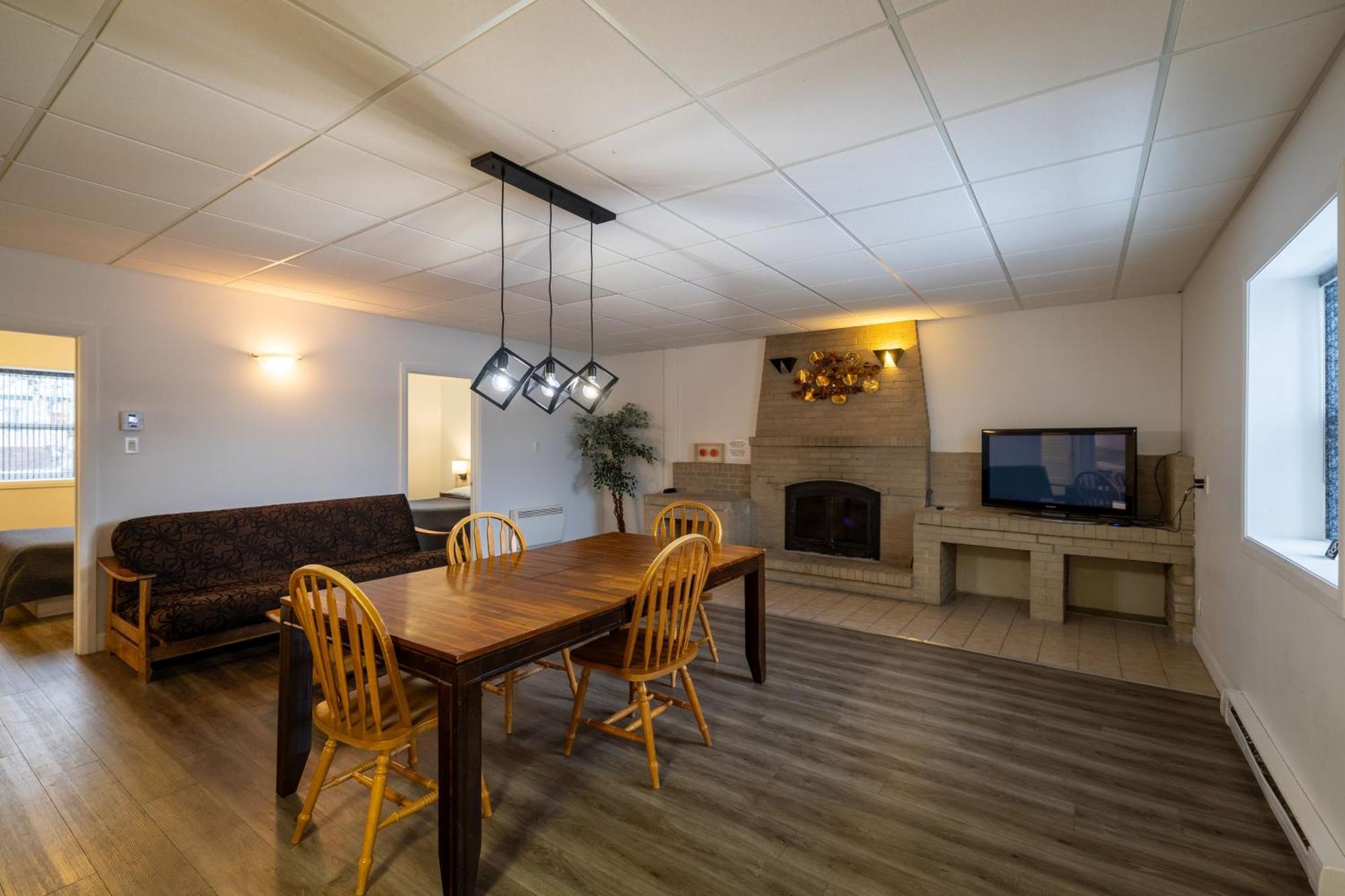 Motel Et Condo Chez Charley Sainte-Anne-de-Beaupré Esterno foto
