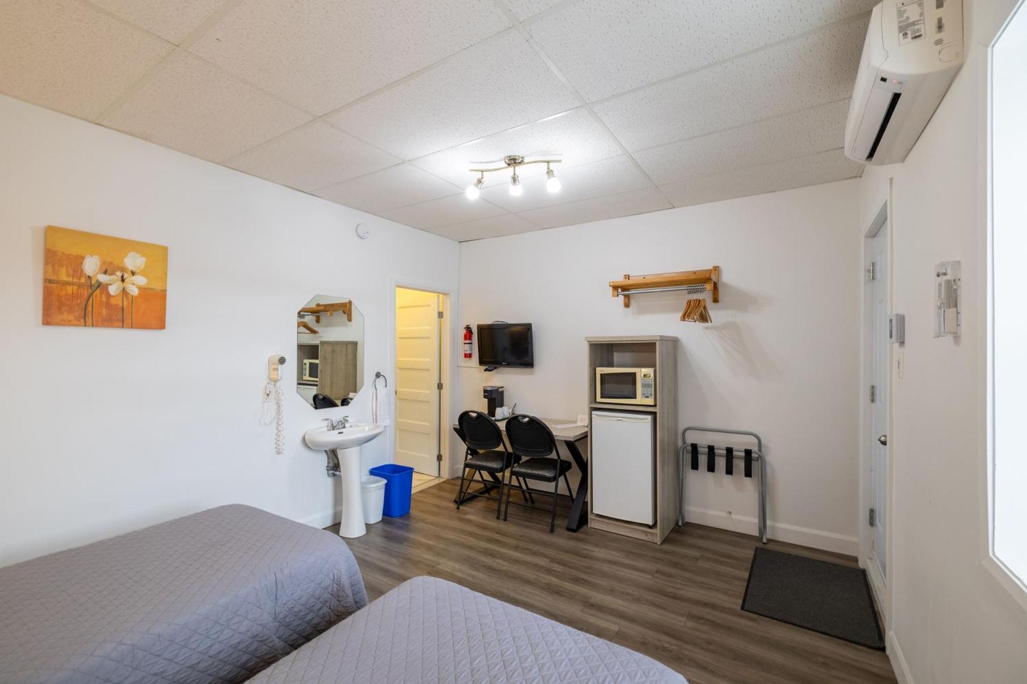 Motel Et Condo Chez Charley Sainte-Anne-de-Beaupré Esterno foto