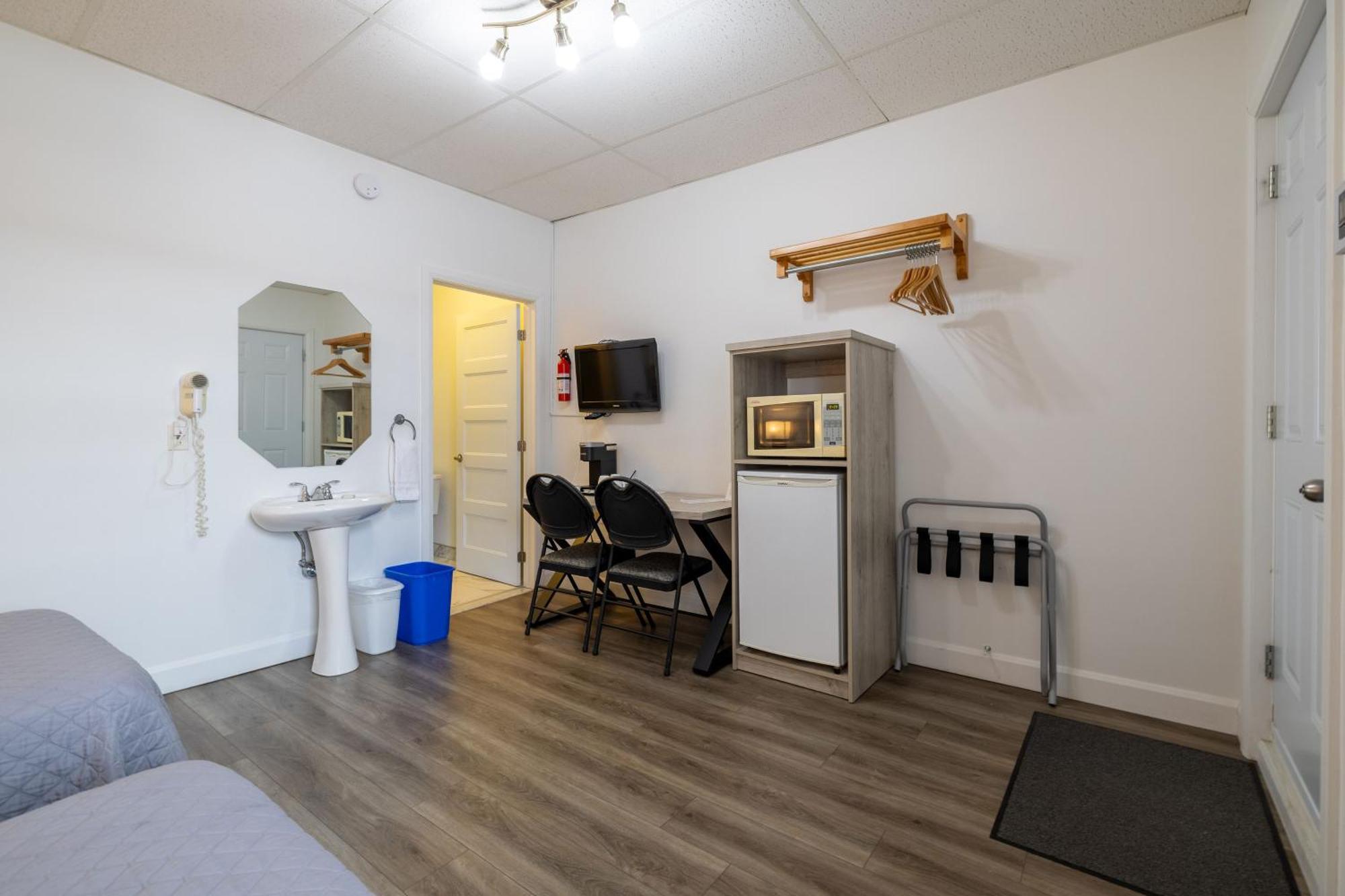 Motel Et Condo Chez Charley Sainte-Anne-de-Beaupré Esterno foto