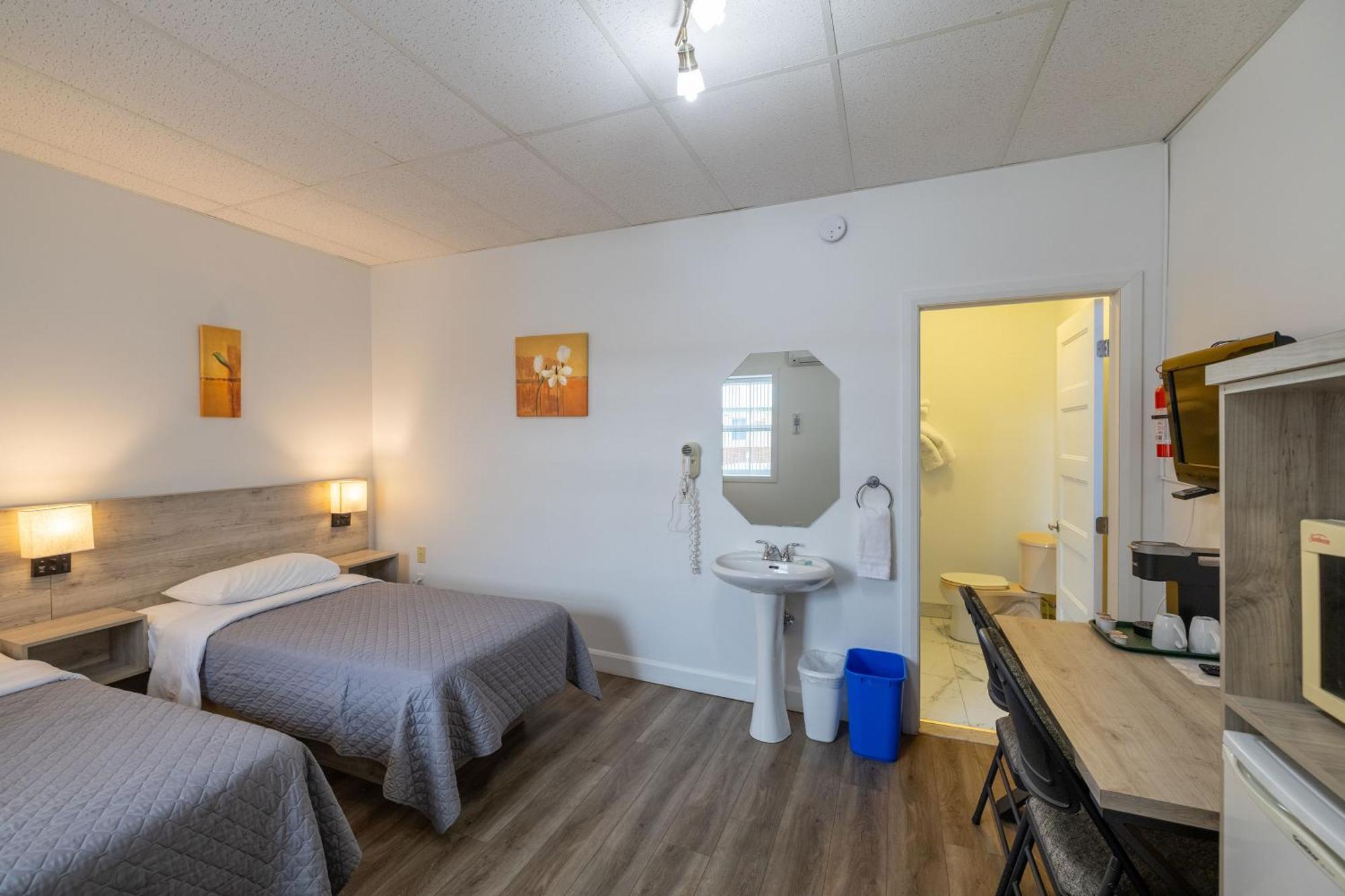 Motel Et Condo Chez Charley Sainte-Anne-de-Beaupré Esterno foto
