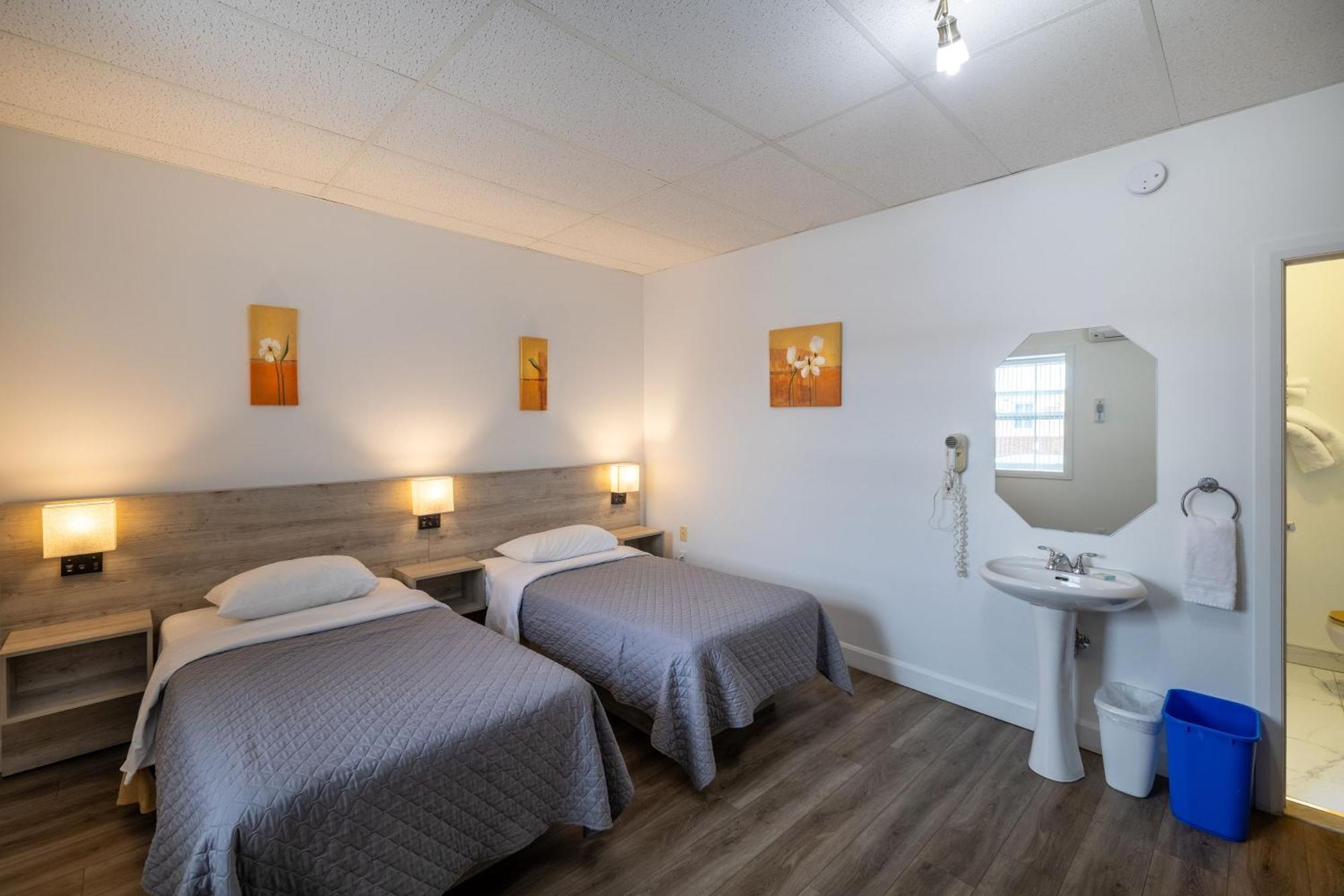 Motel Et Condo Chez Charley Sainte-Anne-de-Beaupré Esterno foto
