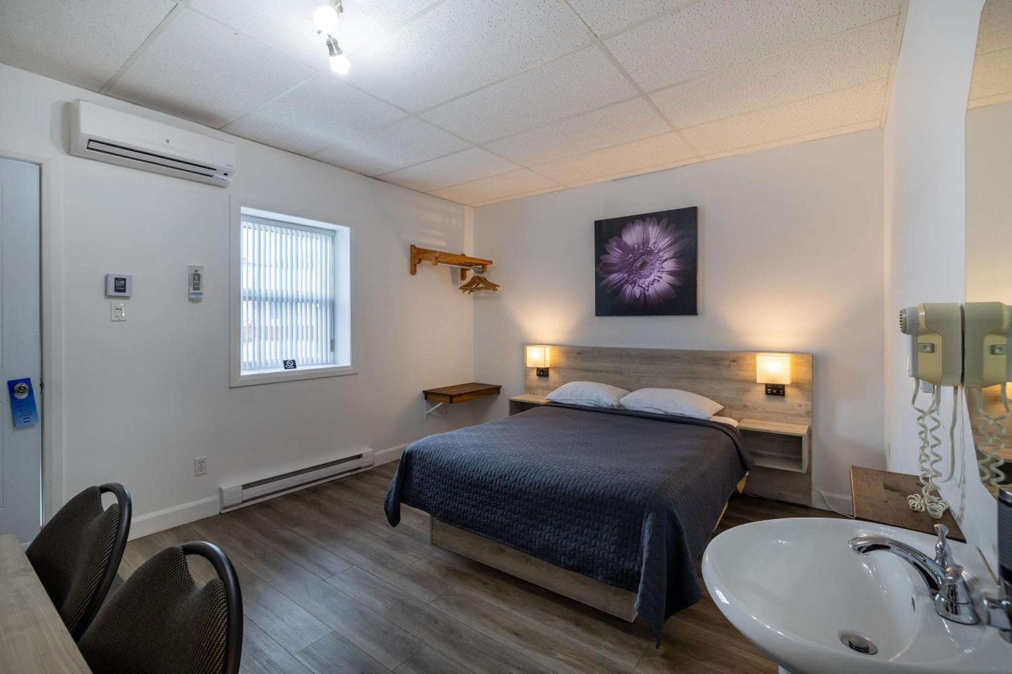 Motel Et Condo Chez Charley Sainte-Anne-de-Beaupré Esterno foto